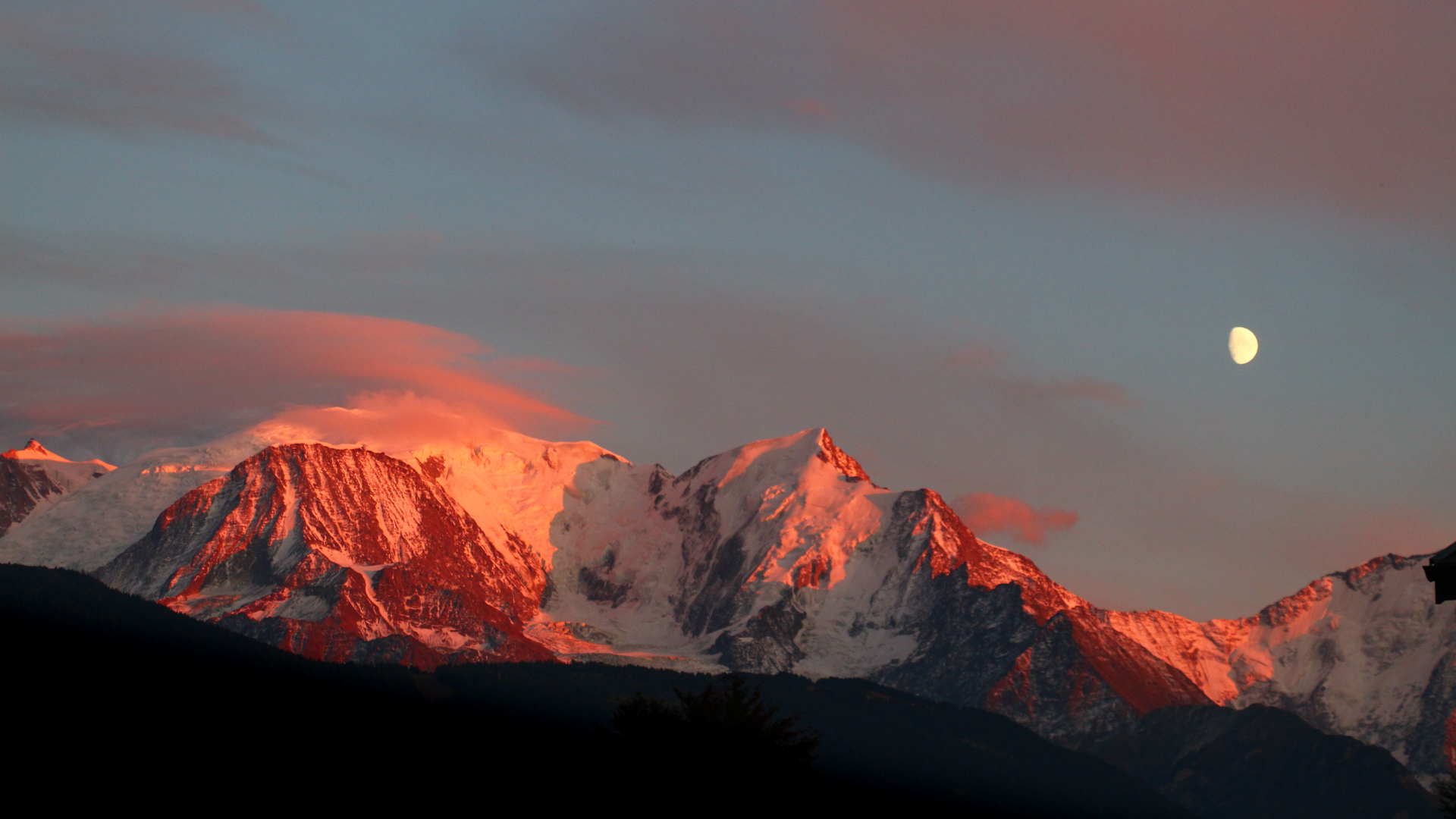 Lumière du soir sur le massif du Mont-Blanc